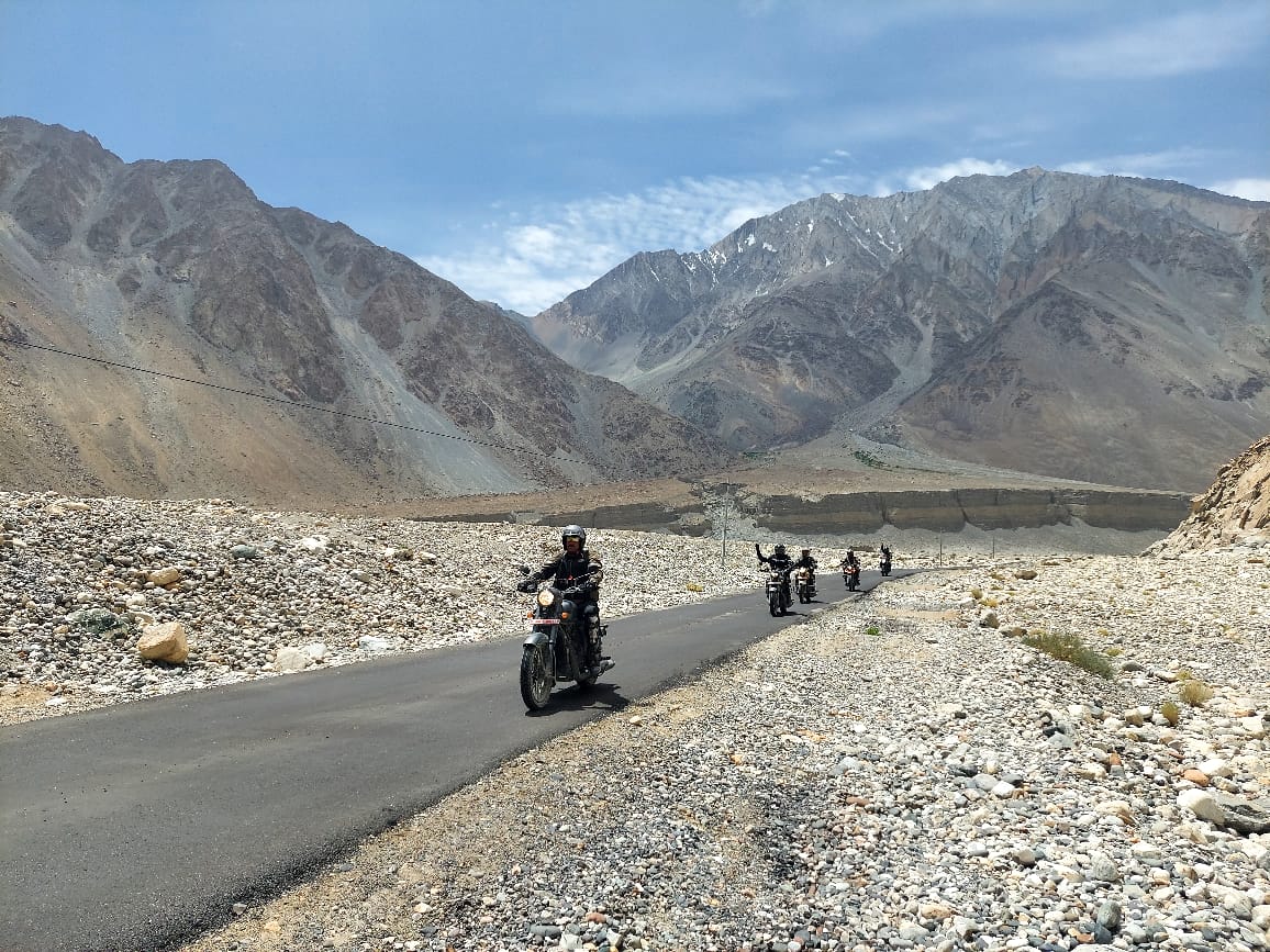 NorthernComd_IA's tweet image. #NorthernComd Motor Cycle Rally (Rohtang Axis Team) flagged off from #Karu. The team rode to KM 120 via last village #shyok &amp;amp; paid tribute to the fallen heroes of #Galwan.
#KargilVijayDiwas 
#KVD2022
#DrasWarriors 
@adgpi 
@DefenceMinIndia 
@lg_ladakh 
@ddnewsladakh 
@ani_digital
