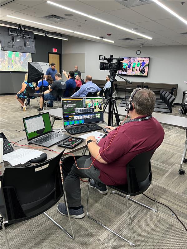 hendersonengs's tweet photo. We are rolling for this quarter's #CompanyMeeting with an exciting piece of #ESOP information 🎉#EmployeeOwned #HendersonProud https://t.co/X9eMAqvGWt