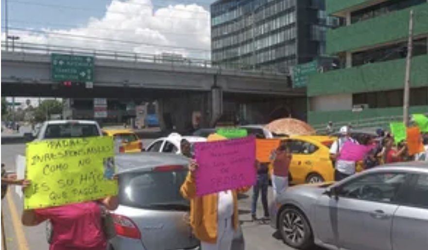 Coahuilainform's tweet photo. Familiares de un joven que fue atropellado hace poco más de dos semanas, y que permanece internado en la clínica 2 del Instituto Mexicano del Seguro Social en Saltillo, se manifestaron este jueves al exterior del Centro de Justicia Penal #Coahuila https://t.co/eBeQe2Dwfy