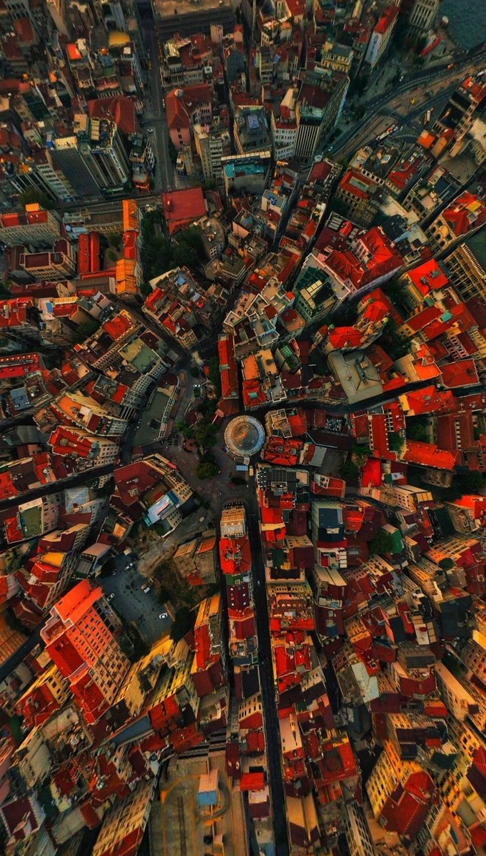 ~Onca kalabalığın arasında yerini bildiğim tek şeysin.
•
#galatakulesi