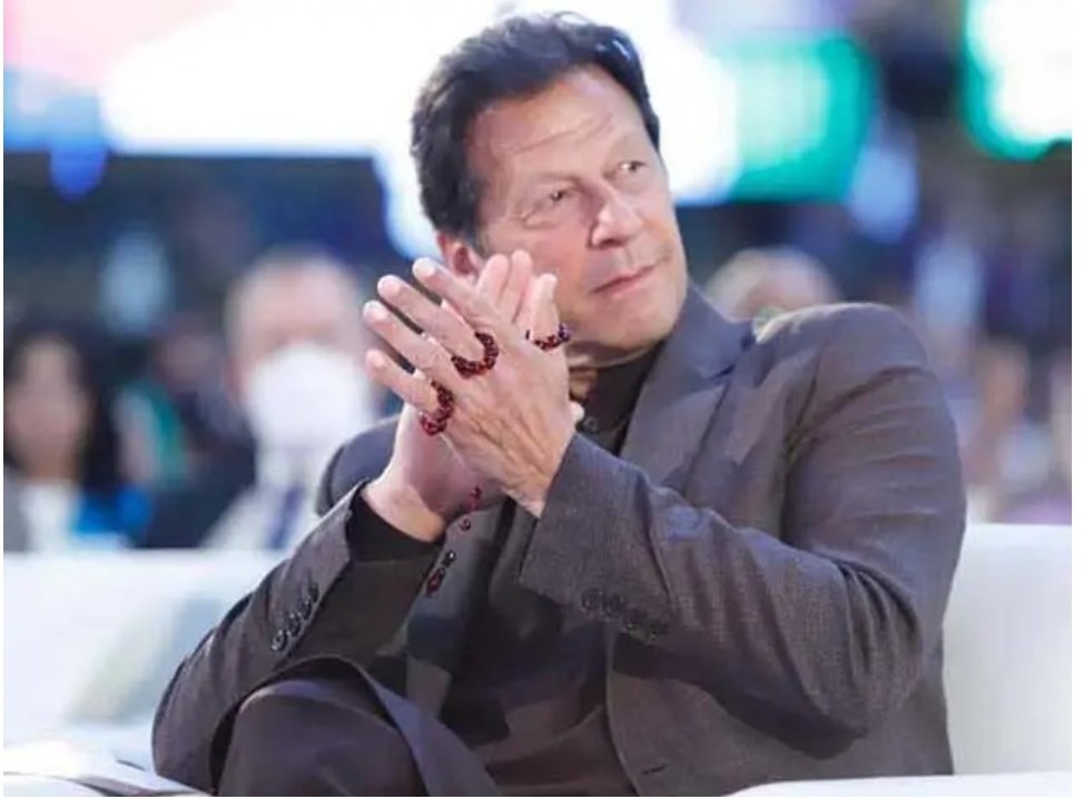 MalikMoeez512's tweet photo. نہ میں گرا ، نہ میری امیدوں کے مینار گرے 
پر کچھ لوگ مجھ گرانے میں کئ بار گرے 
Now I realize only thing MONEY can't buy is @ImranKhanPTI #CMPunjabElection https://t.co/6biik2NbNS