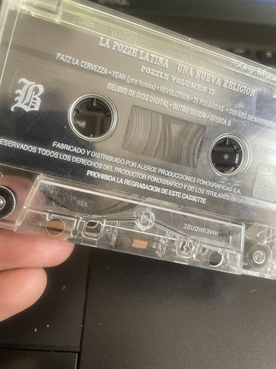 Pase a llevar la casetera del equipo old con el codo y MUY lentamente se abre…miro y PUM 💥🎙😎 <a href="/lapozzelatina/">la pozze latina</a> RESPECT!