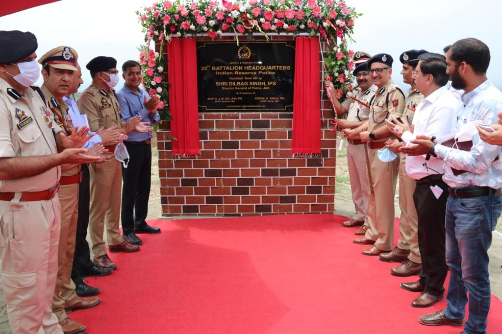 JmuKmrPolice's tweet photo. The DGP J&K Sh Dilbag Singh laid foundation stone of the IRP 23 Bn at #Letpora.He visited different construction sites of administration,housing etc.Impressed upon officers to create best facilities for officers and Jawans. https://t.co/Dzi8e2oFVr