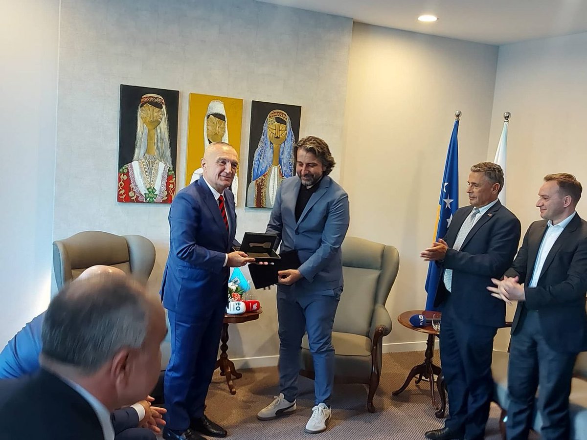 halitialbine's tweet photo. Kur @perparim_rama  i’a huq keq.
Mundohet te duhet cool me patika ne takim me presidentin🙄
Moni more keshtu https://t.co/YBydVFvOlU