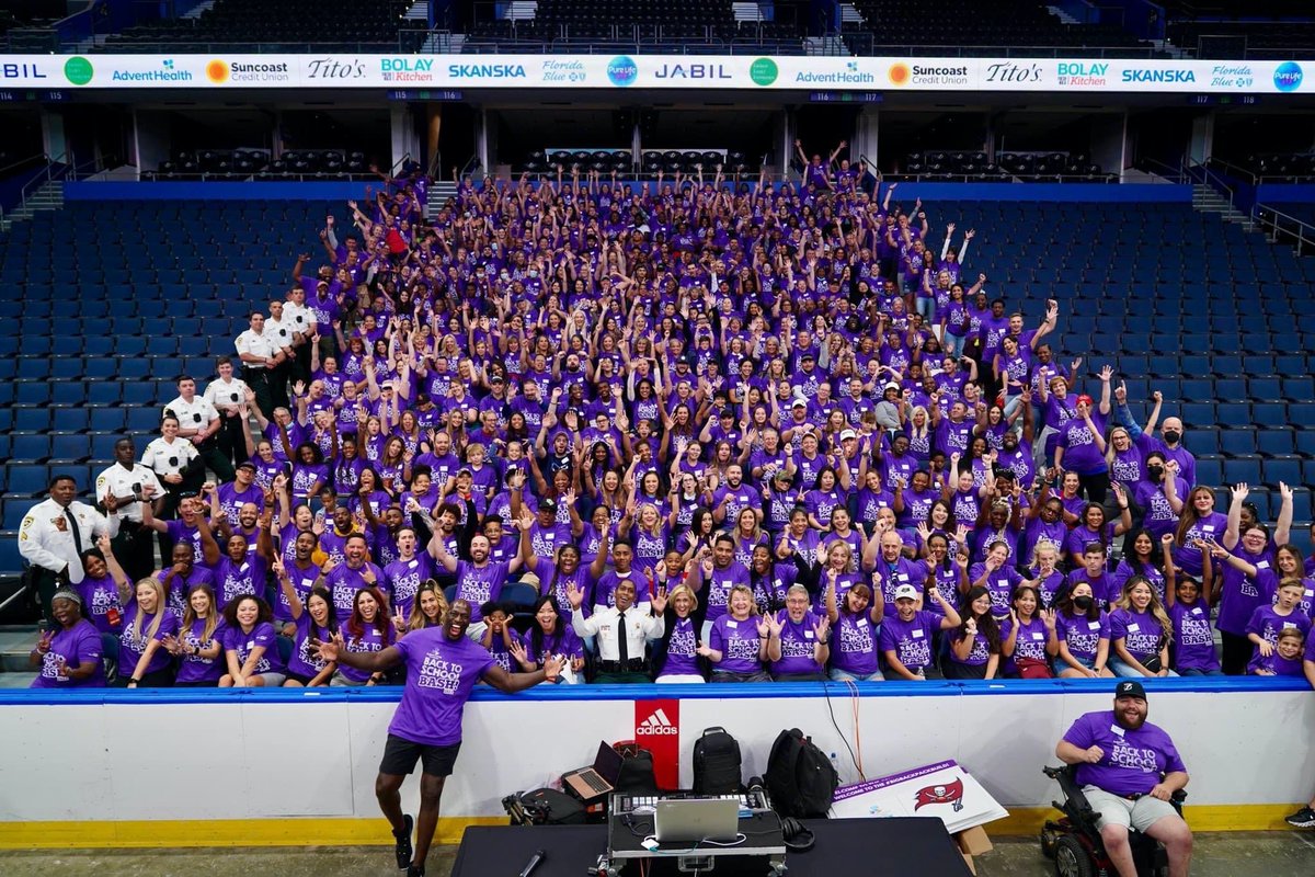 SuncoastCU's tweet photo. Suncoast team members had a blast volunteering at the Bullard Family Foundation's #BigBackpackBuild at Amalie Arena last weekend! It was the biggest backpack build on ice in the world, as more than 500 volunteers came together to stuff 30,000 backpacks with school supplies. https://t.co/WzdJt8eXfI