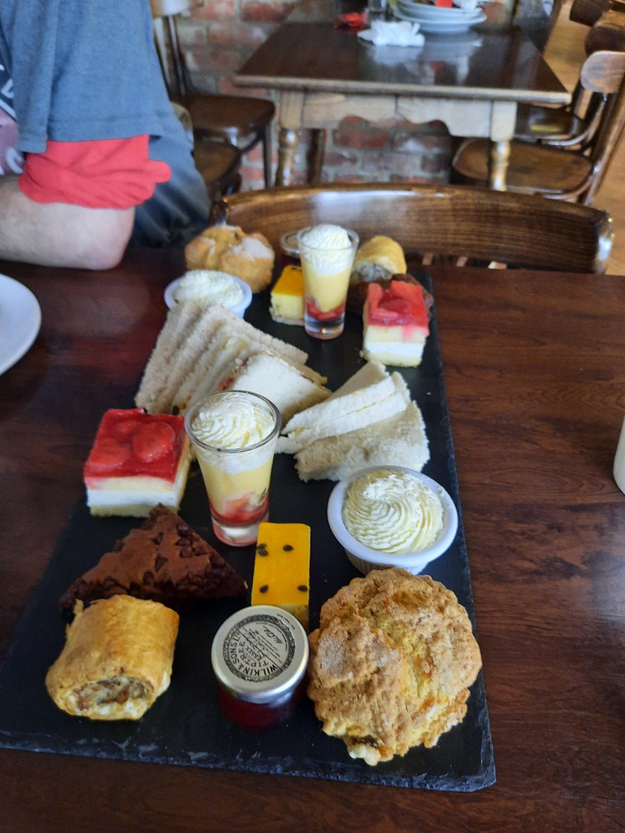 Samafa696's tweet photo. Afternoon tea with @mjs2022121272 https://t.co/6T3A72noIJ