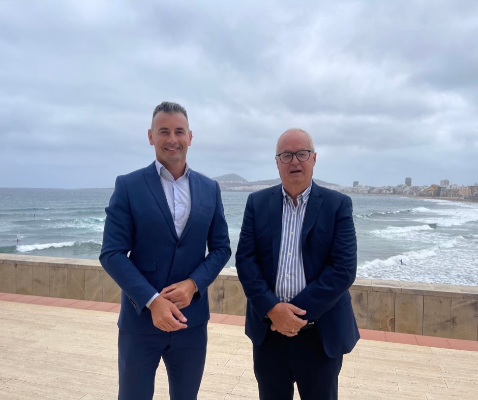 Hoy estoy junto al Maestro Antonio Medina, aprendiendo más sobre nuestro Régimen Económico y Fiscal de #Canarias en el Auditorio Alfredo Krauss. Celebramos los 50 años del #REF defendiendo los intereses de los Canarios 🇮🇨
