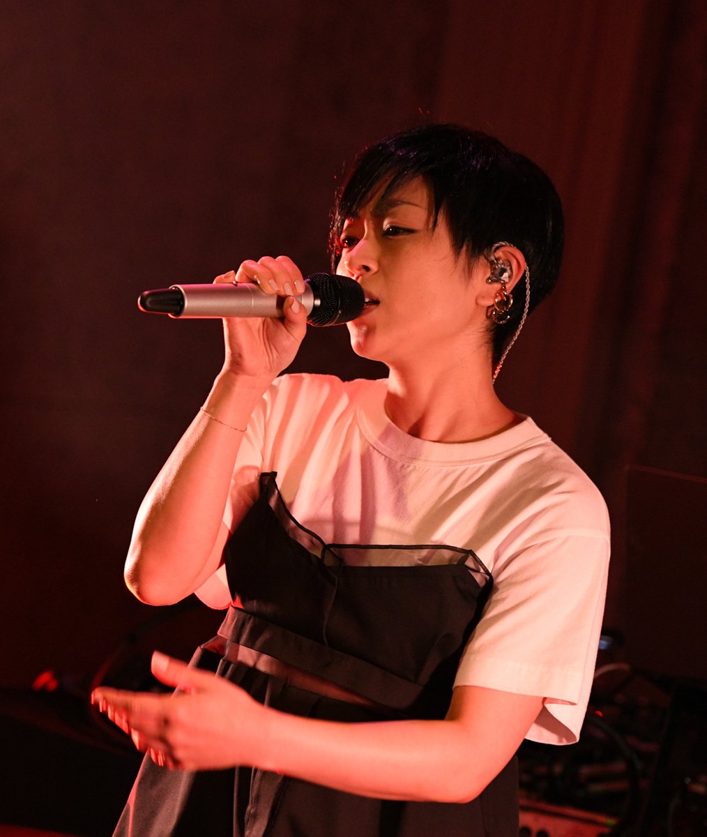 UtadaAddict's tweet photo. Hikki's surprise appearance performin' Somewhere Near Marseilles ーマルセイユ辺りー "CARTIER TRINITY FOR CHITOSE ABE OF sacai" campaign song in Tokyo on July 21, 2022 #SomewhereNearMarseilles #UtadaAddict #utadahikaru #hikaruutada #宇多田ヒカル #CARTIER https://t.co/fsdWlKAe82