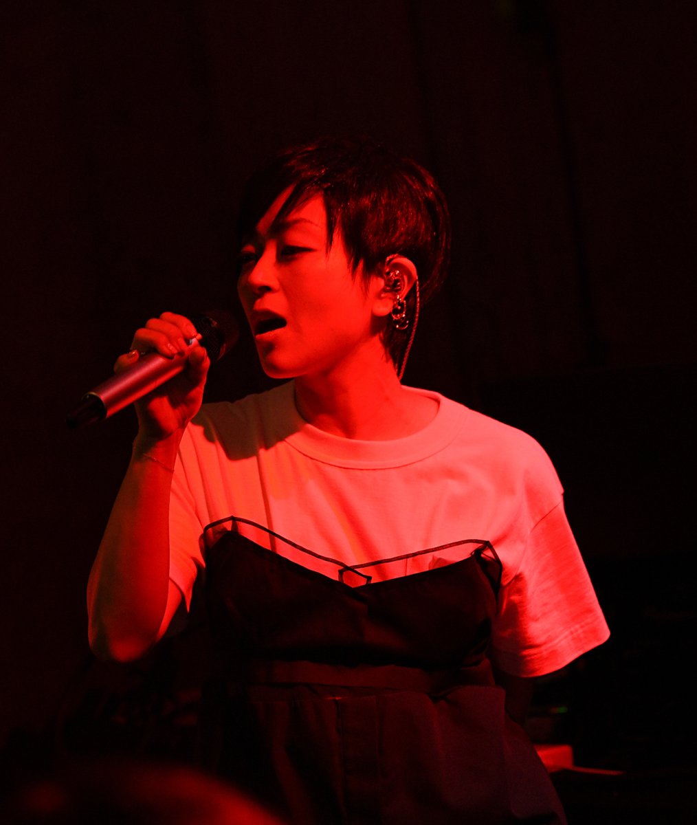 UtadaAddict's tweet photo. Hikki's surprise appearance performin' Somewhere Near Marseilles ーマルセイユ辺りー "CARTIER TRINITY FOR CHITOSE ABE OF sacai" campaign song in Tokyo on July 21, 2022 #SomewhereNearMarseilles #UtadaAddict #utadahikaru #hikaruutada #宇多田ヒカル #CARTIER https://t.co/fsdWlKAe82