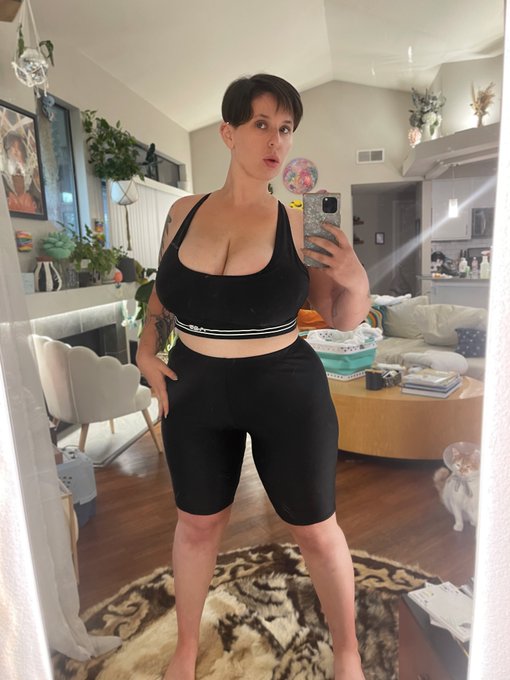athleisure soccer mommy milf vibes https://t.co/st0DgRDZTI