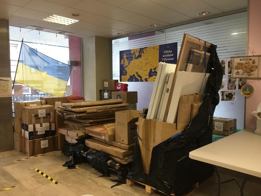 OEEIClichy's tweet photo. Dons de toile, peintures et encadrements d'une société "beaux-arts" pour une école de peinture d'Ivano-F! 
Dons de 500 couvertures de la part du Tribunal de Paris. Merci à tous! 🇺🇦🇫🇷 https://t.co/vHccOijkOi