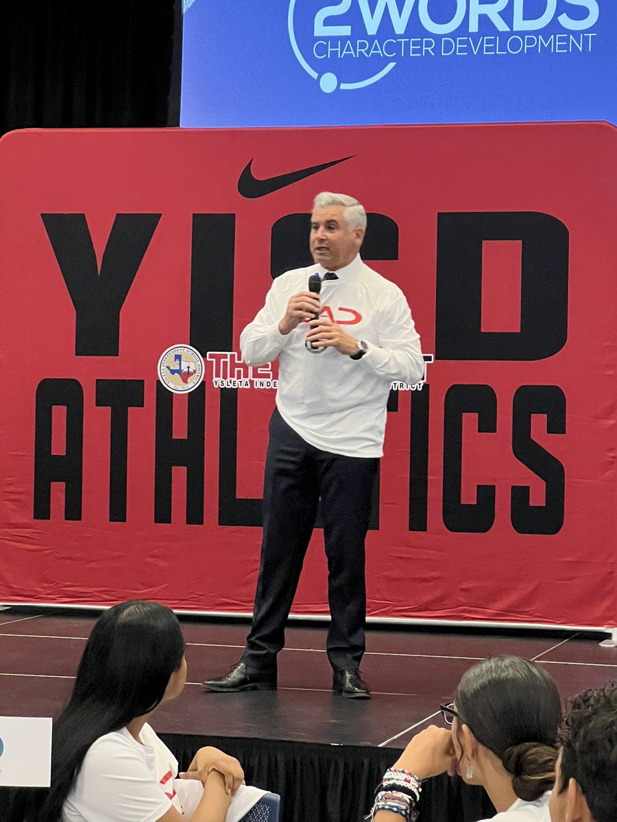 YISDAthletics1's tweet photo. Dr. De La Torre delivers a powerful message about leadership and “doing it with discipline” to over 200 student athletes from across #THEDISTRICT. @YsletaISD #LEADSUMMIT #CharacterMatters #BeyondTheGame https://t.co/bnZPKiL06u