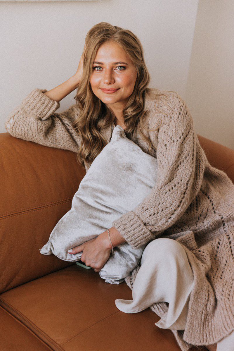 I saw so many struggling with loss, FOMO and anxiety 

I am a trained psychotherapist IRL and would like to help

There are two areas I want to be active in:

1. Mental health coachings

2. Ideas for conscious collecting

👇👇👇