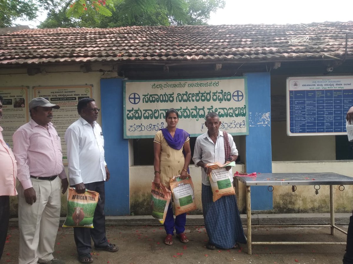 AHVS_Karnataka's tweet photo. ದಿನಾಂಕ: 22/7/2022 ರಂದು, ಚಾಮರಾಜನಗರ ಜಿಲ್ಲೆಯ ಗುಂಡ್ಲುಪೇಟೆ ತಾಲ್ಲೂಕಿನಲ್ಲಿ, ರೈತರಿಗೆ ಮೇವು ಬೀಜದ ಮಿನಿಕಿಟ್ ಗಳನ್ನು ಡಾ.ಸುರೇಶ್ ಎಸ್.ಸಿ, ಉಪನಿರ್ದೇಶಕರು (ಆಡಳಿತ) ರವರ ನೇತೃತ್ವದಲ್ಲಿ ವಿತರಿಸಲಾಯಿತು.
#Chamarajanagar #Fodderminikit https://t.co/CZGvbYEjhA