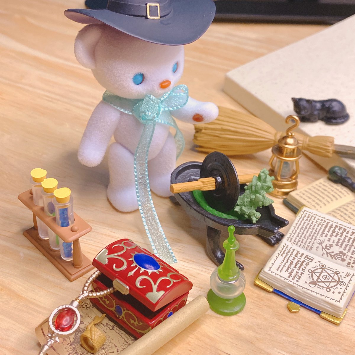 허니베어 미모사 한정판컬러 + 리멘트 마녀의 집 + 마녀를 돕는 고양이 캡슐피겨