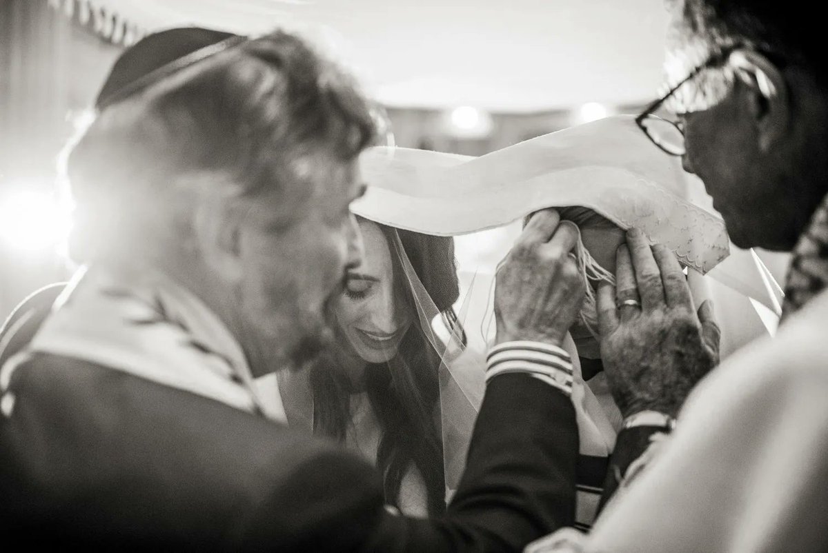 allisterfreeman's tweet photo. Alex and Tamar’s Jewish wedding took place at the glamorous Banking Hall in Central London. 

One of my favourite frames from the day (and season).

#naturalweddingphotography
#londonweddingphotographer
#jewishwedding
#jewishbride https://t.co/RTNkXoQMMB