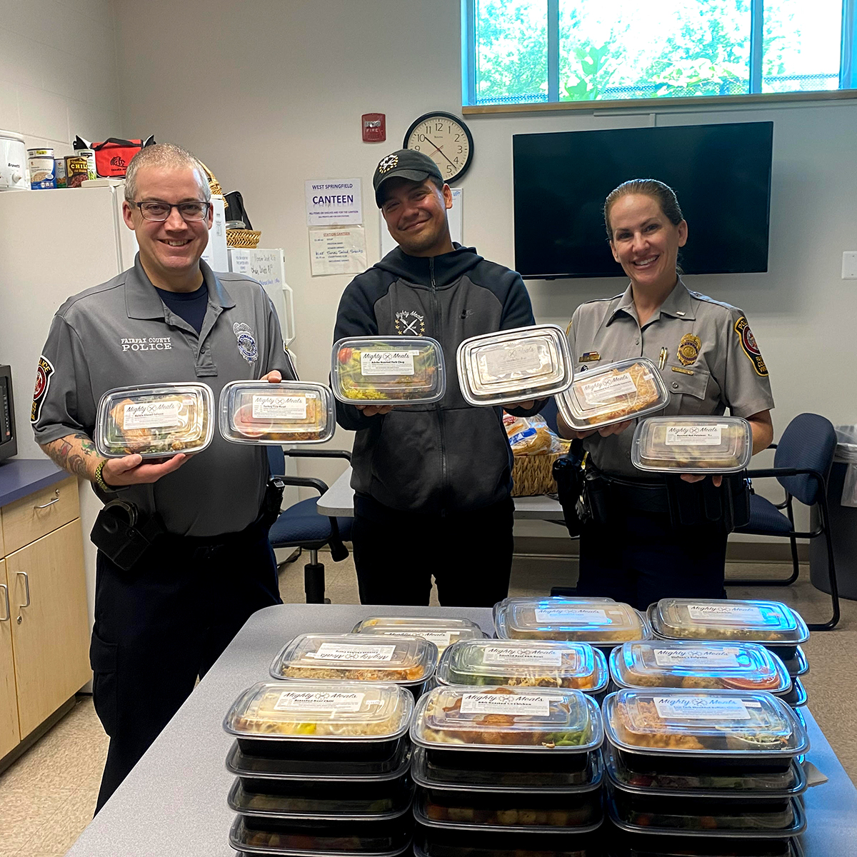 MightyMealsVA's tweet photo. ๐๏ฟฝ๏ฟฝ๏ฟฝ๏ฟฝ๐ฝโโ๏ธ๐ฎโโ๏ธ MightyMeals recently donated meals to the West Springfield, VA District Police Station. Itโs our way of saying โthank youโ for all that you do! We hope you enjoyed the meals.
#mightymovement #FCPD #supportlocal #fairfaxcounty #supportpolice
@FairfaxCountyPD https://t.co/9Hqz6YmI6L