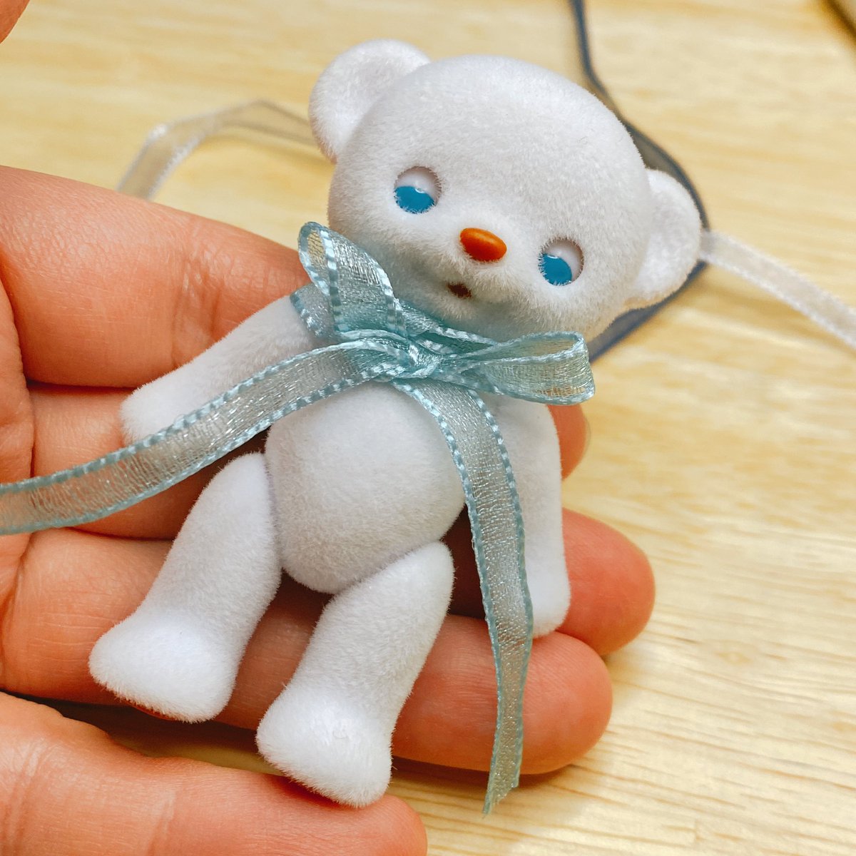 솜솜잡화점 허니베어 데려왔는데 꽥 너무 귀엽고.. ㅜㅡ 
실물보고 더 데려오고 싶어졌음.

게다가 리멘트 사이즈!
리멘트 마녀 소품 같이 샀더니 딱맞춤!
발바닥에 자석있어서 전시하기도 좋음!
어울리는 리본도 보내주심!
smartstore.naver.com/sombasae
<a href="/Sombasae/">🌟솜바새</a>