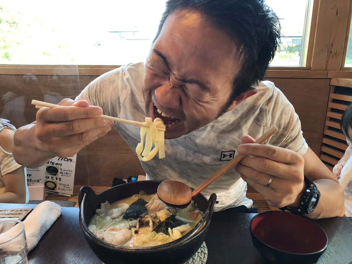 富士山を背景に熱々のほうとうを食す。出汁と味噌が絶妙で奥深い味わい。大きなカボチャは甘さ抜群。ほうとう蔵「歩成」。今回は山梨県編。