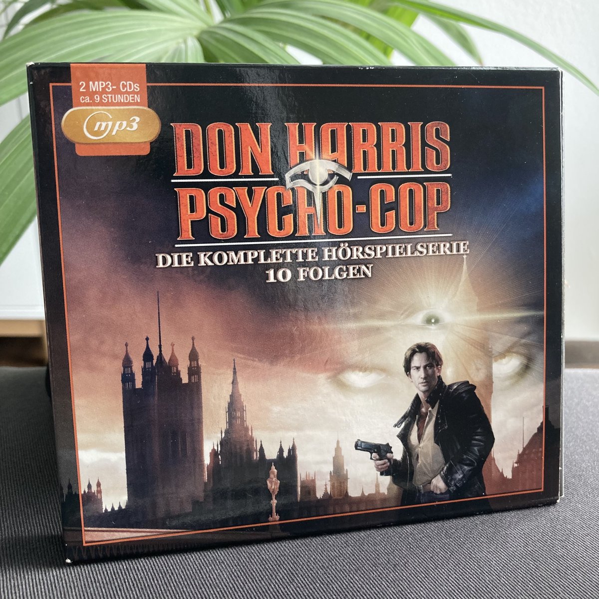 folgenreich's tweet photo. Wir haben - Psycho-Cop-mäßige - Visionen. 👁 Und zwar vom Wochenende! 👋 Die Gruselthriller-Serie #DonHarris #PsychoCop ist daher unser Hörtipp fürs Wochenende. 🎧 Zur Playlist ➡ https://t.co/hBPag5uqNU 🎧 #donharrispsychocop #jasondark #grusel #thriller #hörspiel #hörspiele https://t.co/DF9s9iTYbh
