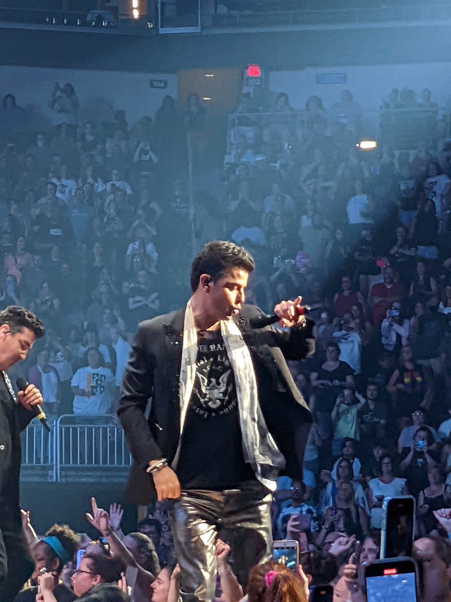 Danig0817's tweet photo. I had the absolute best time last night. The show was amazing! #nkotbmixtapetour2022 #hershey @DonnieWahlberg @dannywood @NKOTB https://t.co/J8ePuhmO3j
