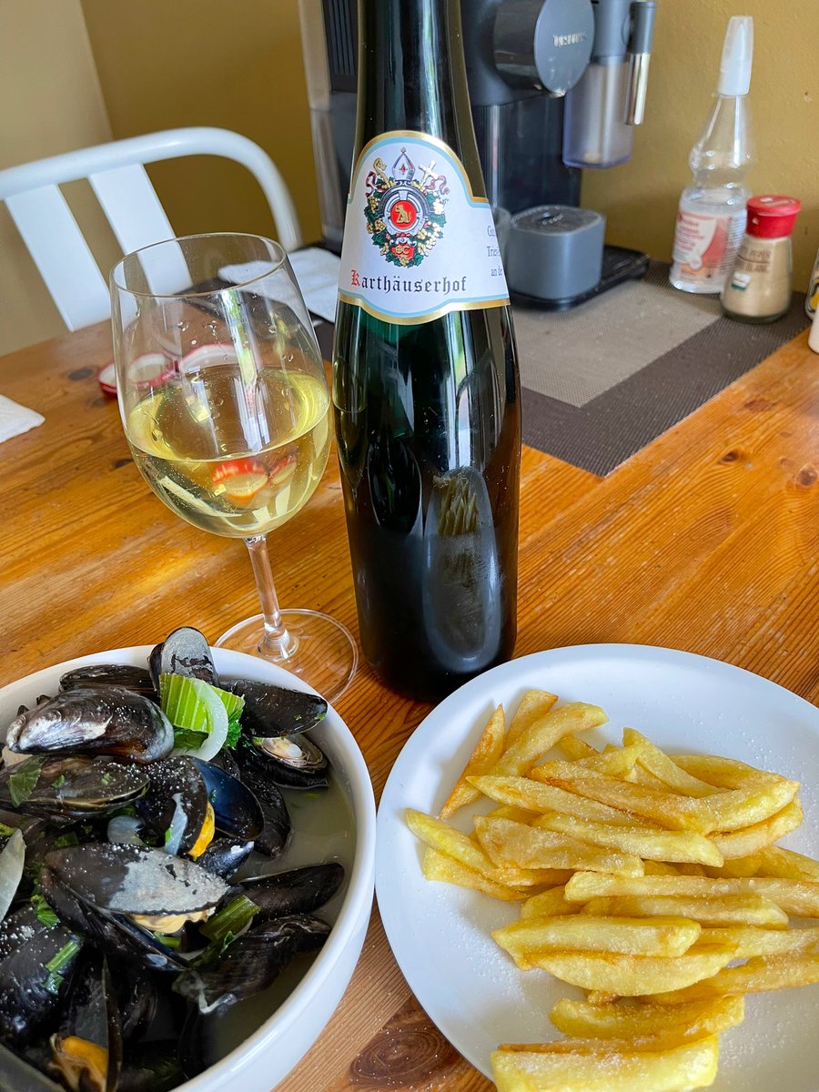 joukesp's tweet photo. #NationalDish #MoulesFrites #Ruwer #Riesling #Karthaeuserhof
First, long awaited, moules-frites of the season!
Mussels still a bit small but taste OK!
Wonderful pairing with our last Schiefferkristal Riesling by @Karthaeuserhof. Great w only 10,5%ABV, plenty of fruit & acidity. https://t.co/Mmx87O6R81