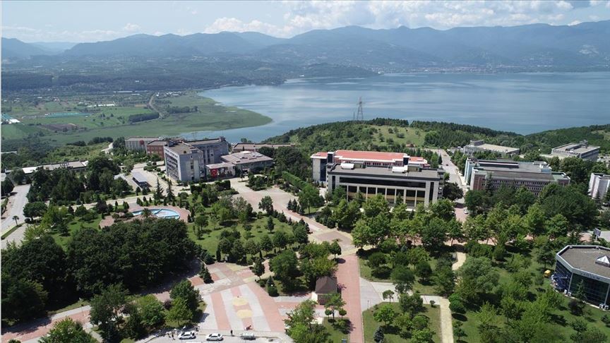sauitbf's tweet photo. Sevgili öğrenciler, 
hayatınızın en kritik kararını vereceksiniz. Tercihiniz, kaderiniz olacaktır. 
Güzide yüksek öğretim kurumlarından @sakaryauni'n ve   fakültemizin öğrencisi olarak görmek isteriz. Fakültemizin fen ve sosyal bilimlerinden 14 bölümü sizleri bekliyor. 
#tercih22 https://t.co/ufK9FkClKo