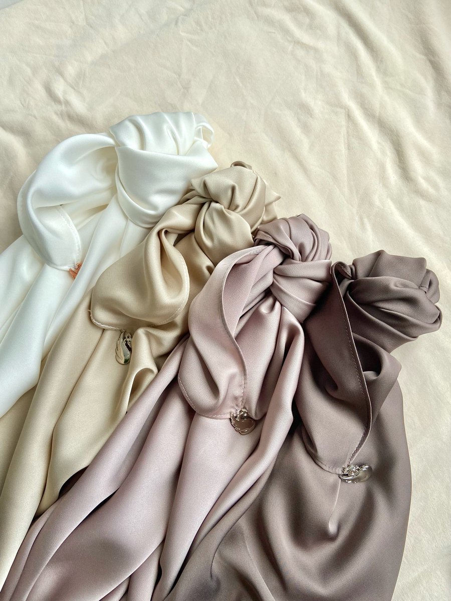 wanieysa's tweet photo. To those yg mencari satin shawl yg senang iron sampai boleh pakai as everyday wear sebb senang handle, yg ni lurveeeeee !🤚

Sistur dah ada 4pcs and duk gilir smpai lunyaiiii https://t.co/sIHZgJRLjV