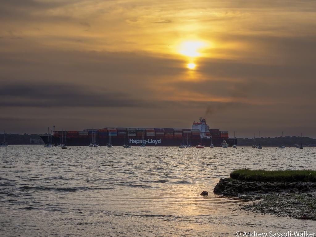 Andrew_SW's tweet photo. Another busy morning in #thesolent
@HapagLloydAG #MontrealExpress arriving from @PortMTL, @PrincessCruises #EnchantedPrincess arriving after another #european #cruise & @RedFunnelFerry #RedOsprey & #RedJet7 off to @cowesharbour
#Southampton #Hampshire #GatewayToTheWorld https://t.co/s4HdE8Tqut