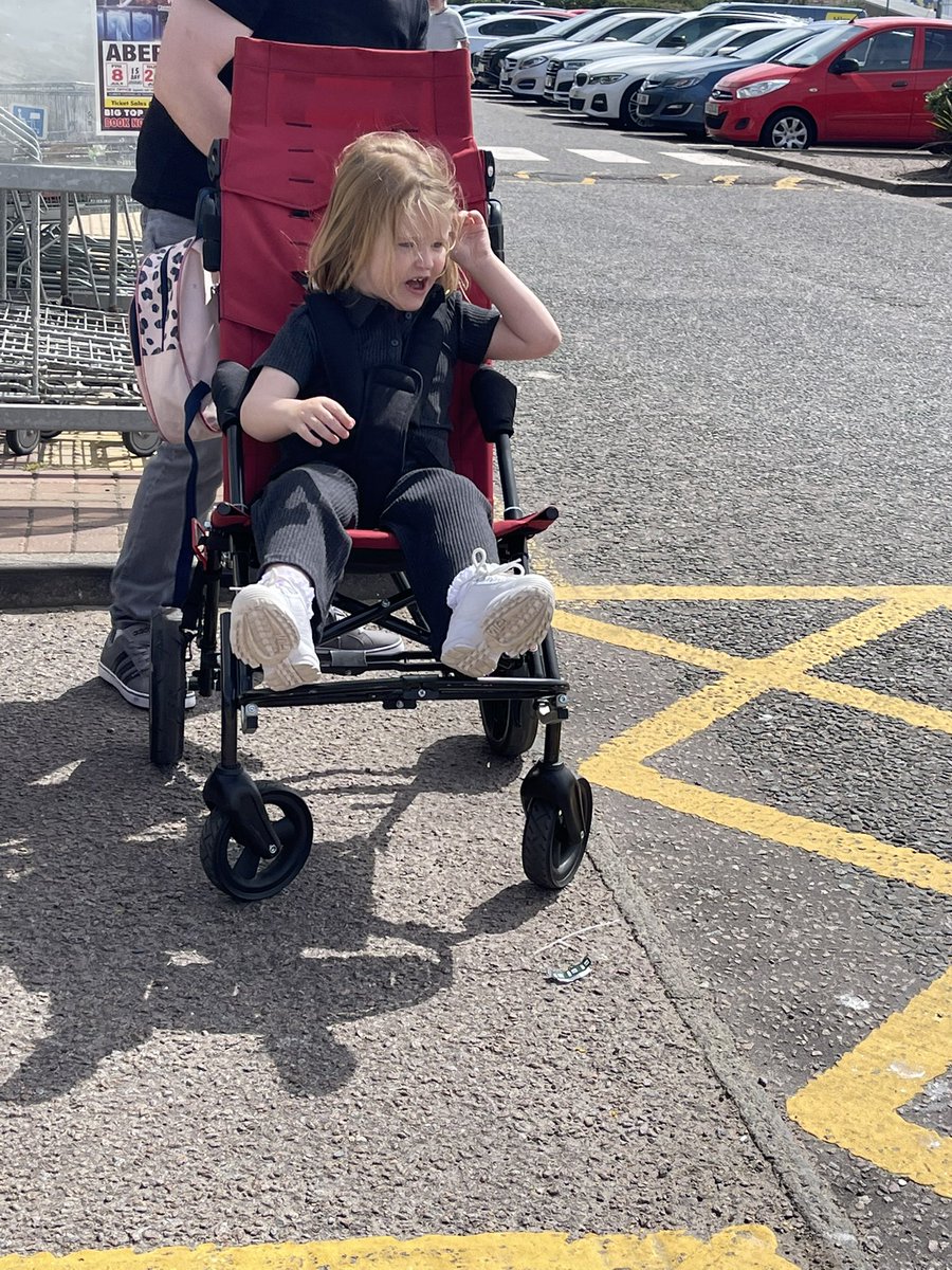 KellyMoir's tweet photo. This little ghirl amazes me every day💚she has many challenges but she takes everything in her stride💚she’s now 6 non verbal but she does try say words in her own way,she is in an additional needs school which she loves, trip to paradise soon with her again💚 love my abbileigh💚 https://t.co/ibbn9k1QLR