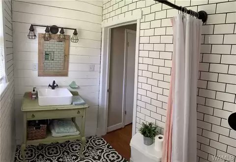 AndrewJBoneRE's tweet photo. #Tuscaloosa #Alabama Three great rental properties coming available! Two 2BR/1BA & one 3BR/2.5BA. Great prices! All convenient to UA, DCH Regional Center, VA Hospital & more! Call/text immediately for application and/or tour. #ajbreg 205-531-5577 #ForRent https://t.co/k2Hmx4GSaW