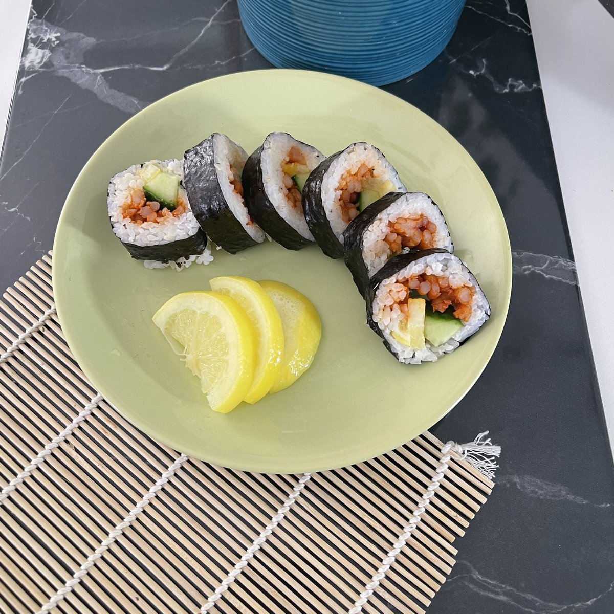 uramakisushiuk's tweet photo. Experience the zingy textures of confit lemon in our Hot Pepper Prawn 🦐 Futomaki with Confit Lemon 🍋 and Pickled cucumber 🥒 

Available in our Hanami 🌸 Sushi case! 🥢🥢

Link to book in bio or visit our website to book! 🥢🍋🍣

#comidajaponesa #delicious #NOTTINGHAM https://t.co/EXV6EeQgW7