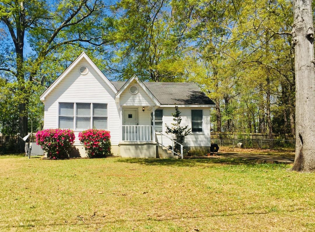 AndrewJBoneRE's tweet photo. #Tuscaloosa #Alabama Three great rental properties coming available! Two 2BR/1BA & one 3BR/2.5BA. Great prices! All convenient to UA, DCH Regional Center, VA Hospital & more! Call/text immediately for application and/or tour. #ajbreg 205-531-5577 #ForRent https://t.co/k2Hmx4GSaW