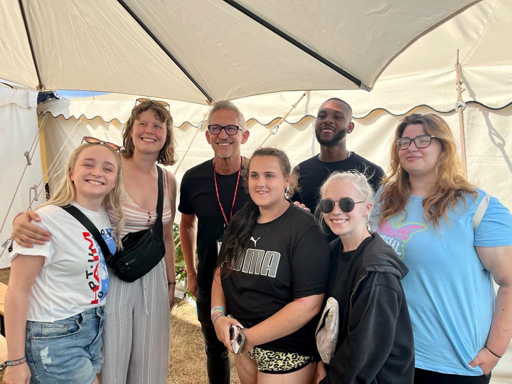 spectraconnect's tweet photo. Proud of the young people we #supported into employment with TwentyFive7 #centralfusion @LatitudeFest . It's been such an impactful experience for them to meet @GaryLineker #Twentyfive7 #tentyfiveseven for more info, go to:
https://t.co/QgokMlkwVy https://t.co/CXEBomTMyl
