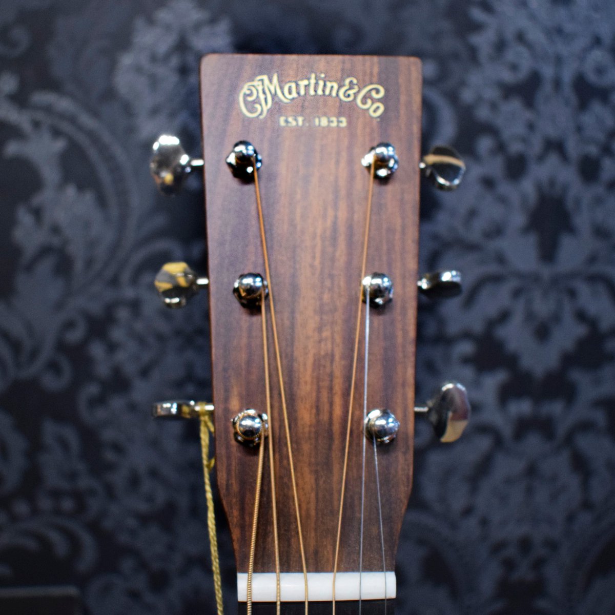 musicdistrib's tweet image. Con su longitud de escala corta, un mástil fino y un comodísimo diapasón de ébano, esta @MartinGuitar  000-16E que tienen en @Stringsfield  es una acústica especialmente cómoda