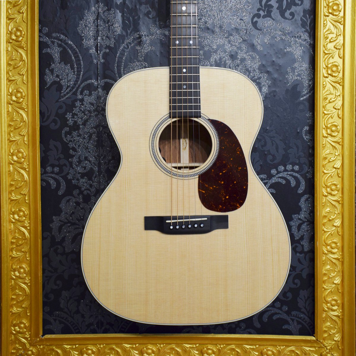 musicdistrib's tweet image. Con su longitud de escala corta, un mástil fino y un comodísimo diapasón de ébano, esta @MartinGuitar  000-16E que tienen en @Stringsfield  es una acústica especialmente cómoda