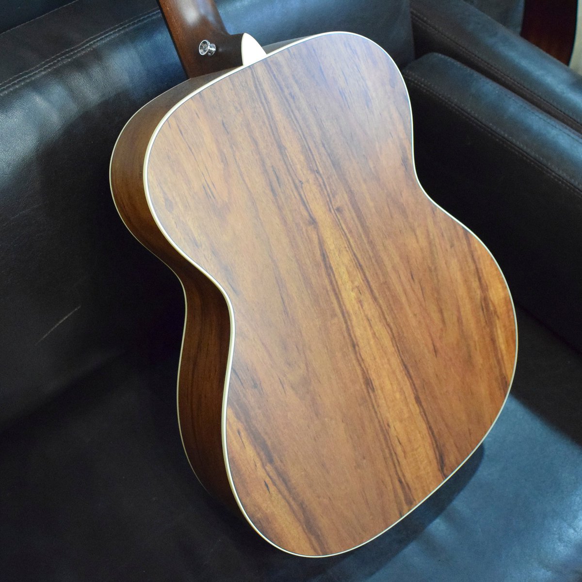 musicdistrib's tweet image. Con su longitud de escala corta, un mástil fino y un comodísimo diapasón de ébano, esta @MartinGuitar  000-16E que tienen en @Stringsfield  es una acústica especialmente cómoda