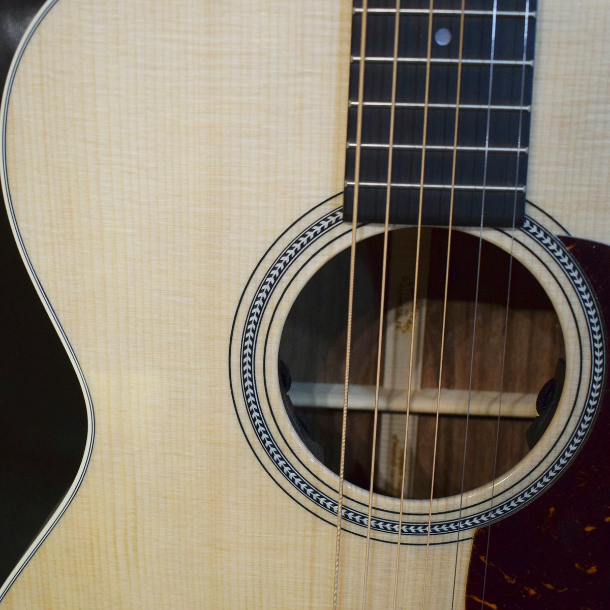 musicdistrib's tweet image. Con su longitud de escala corta, un mástil fino y un comodísimo diapasón de ébano, esta @MartinGuitar  000-16E que tienen en @Stringsfield  es una acústica especialmente cómoda