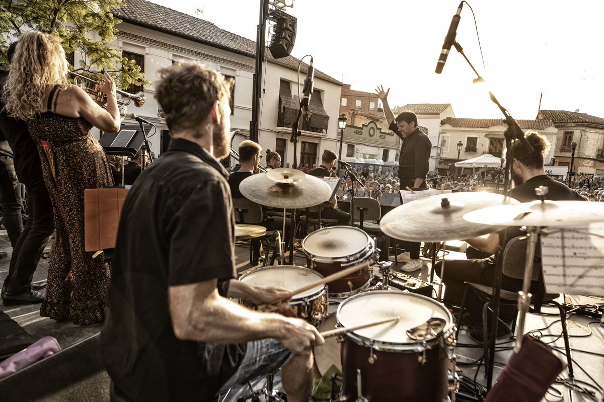 palaumusicavlc's tweet photo. 🔘 El nostre cicle Jazz als Barris i Pobles de València, dins del 25 @FJazzValencia ,va començar amb molt bon peu, omplint de veïnes i veïns que van gaudir de molt bon jazz valencià les places de Patraix amb Ki Big Band i del Santíssim Crist de Natzaret amb Lirica Big Band. https://t.co/3sjbmbb9C0