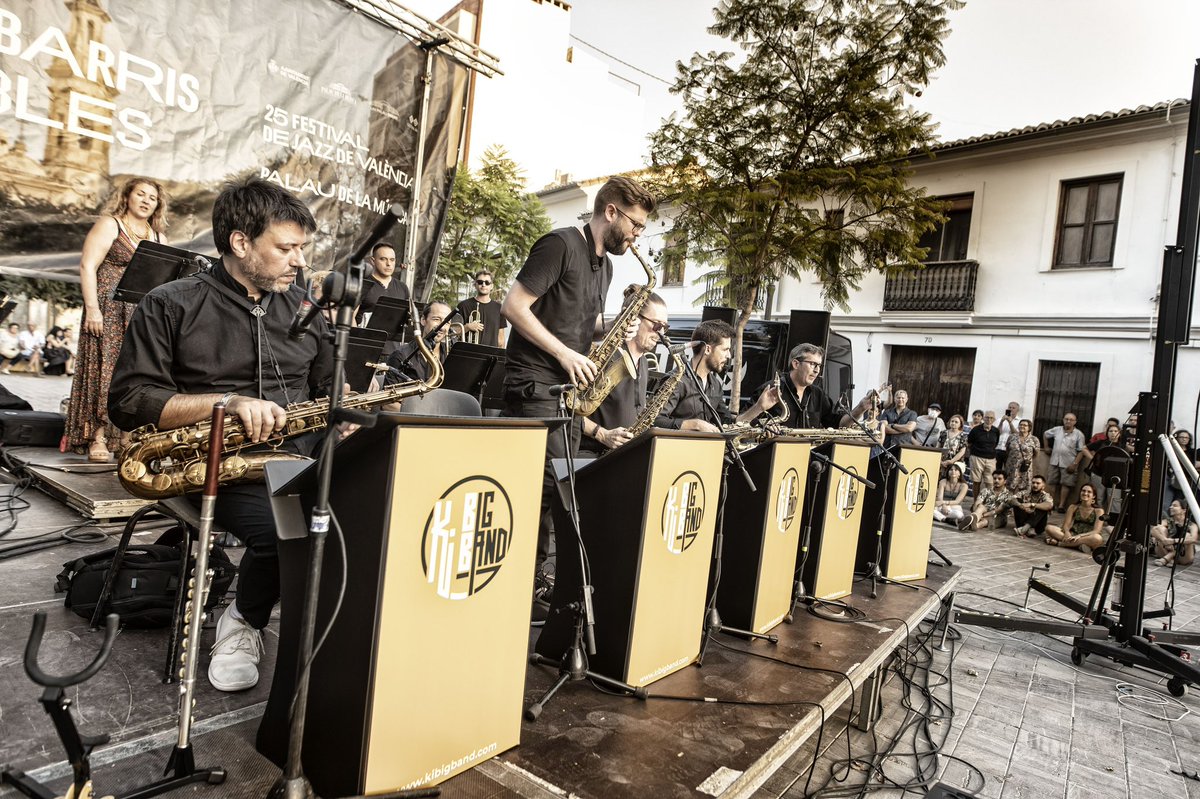 palaumusicavlc's tweet photo. 🔘 El nostre cicle Jazz als Barris i Pobles de València, dins del 25 @FJazzValencia ,va començar amb molt bon peu, omplint de veïnes i veïns que van gaudir de molt bon jazz valencià les places de Patraix amb Ki Big Band i del Santíssim Crist de Natzaret amb Lirica Big Band. https://t.co/3sjbmbb9C0