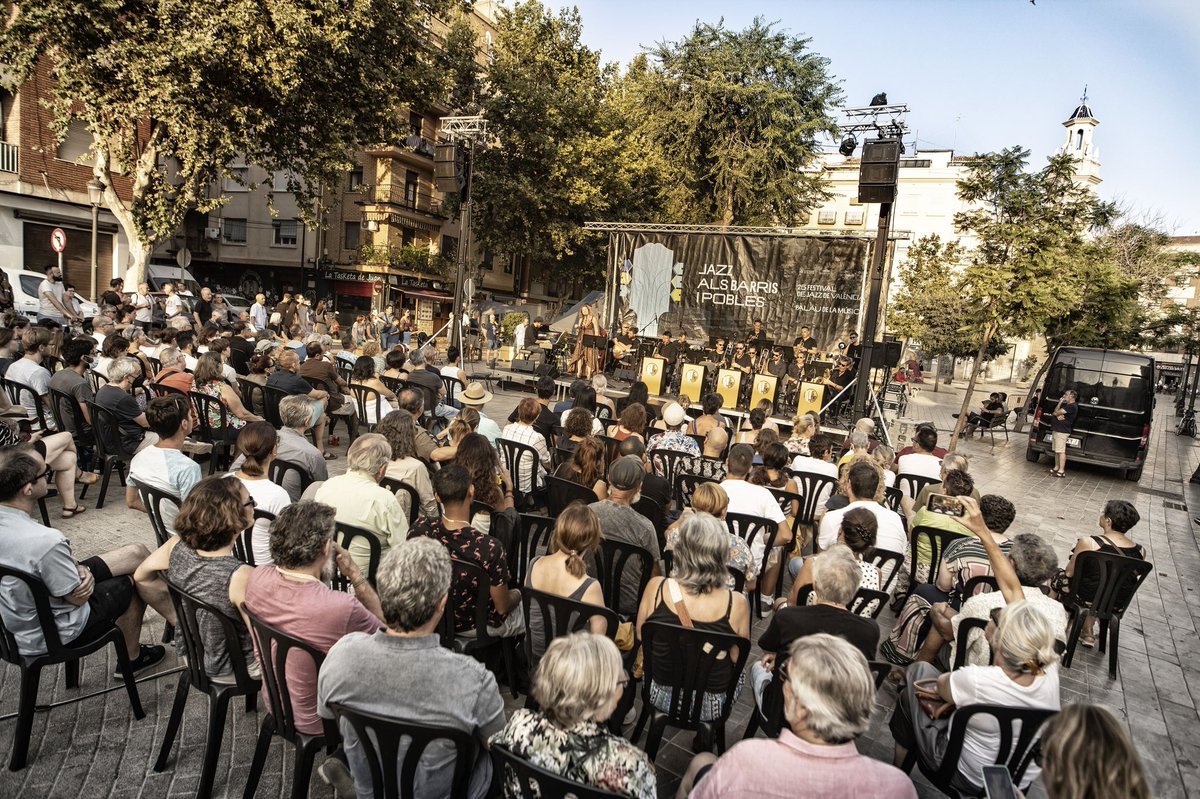 palaumusicavlc's tweet photo. 🔘 El nostre cicle Jazz als Barris i Pobles de València, dins del 25 @FJazzValencia ,va començar amb molt bon peu, omplint de veïnes i veïns que van gaudir de molt bon jazz valencià les places de Patraix amb Ki Big Band i del Santíssim Crist de Natzaret amb Lirica Big Band. https://t.co/3sjbmbb9C0