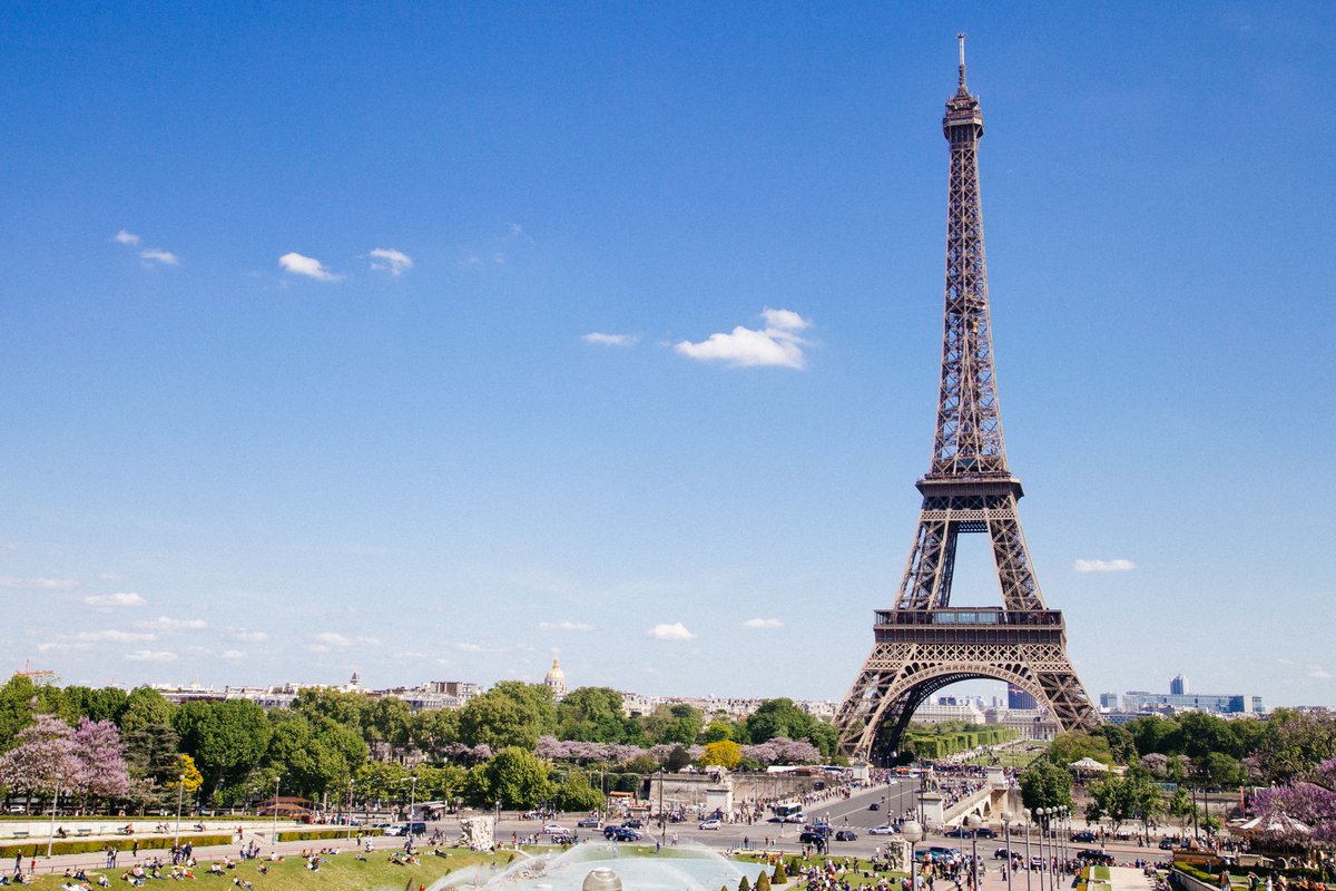 😎En el norte de Francia se encuentra París, una de las ciudades más importantes en la historia del país galo y de toda Europa. 

⭐ Con más de dos millones de habitantes, la capital es una de las más pobladas del viejo continente, además de uno de los destinos más visitados.