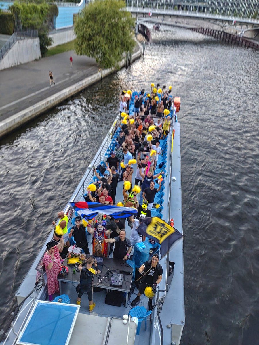 Easter_Berlin's tweet photo. Gestern gab es die grossartige #SpreePride 2022, tolle Männer, heisse Musik und bestes Wetter. Wir danken allen Gästen, Davne und Rosa für die Moderation, Tommy für heisse Rhythmen und allen Helfern, wie der Besatzung der Berolina
#blf #easterberlin #Scheune #csdaufderspree #gay https://t.co/T6fTrbztMi
