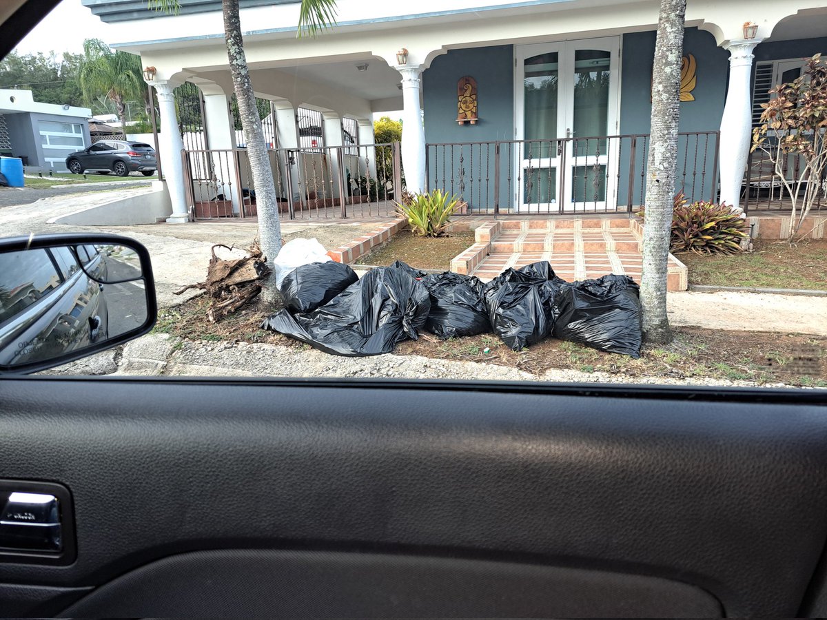 notiocasio's tweet image. @RadioOnce Olvidada la Urb Paseos Reales en Santana. No recogen la basura. Tome nota Sr. Alcalde