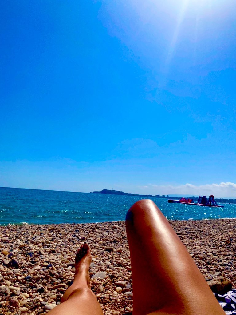 maestradprimera's tweet photo. Playa y chiringuito, chiringuito y playa. No hay un orden establecido. #Verano2022 #vacaciones #vivirenelparaiso https://t.co/hXTiJBEzTy