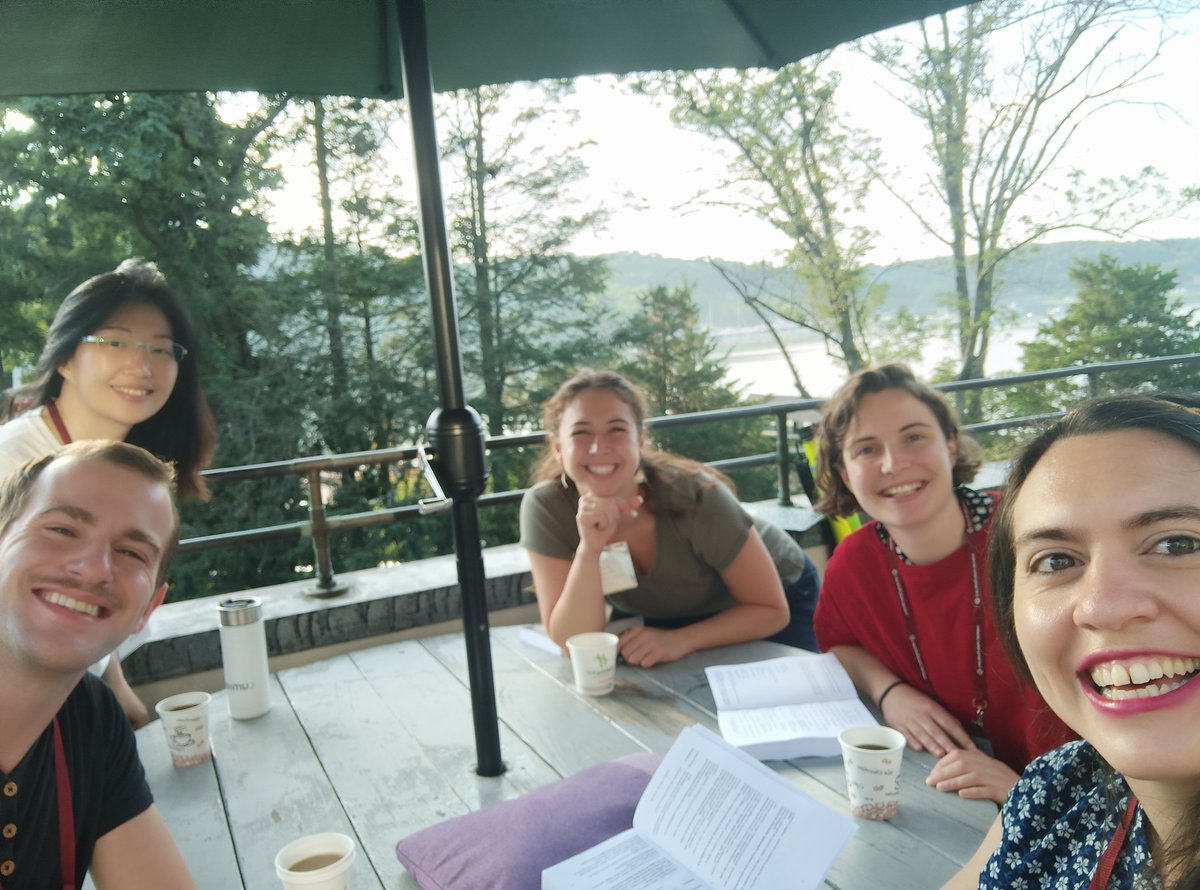 Starting early the morning at #cshlglia2022 with new friends <a href="/JPingLin/">Jing-Ping Lin</a>, <a href="/Payrey10/">Payton Reynolds</a>, Larissa Jank and Michael Reitman. Ready for the day!

#GliaRules