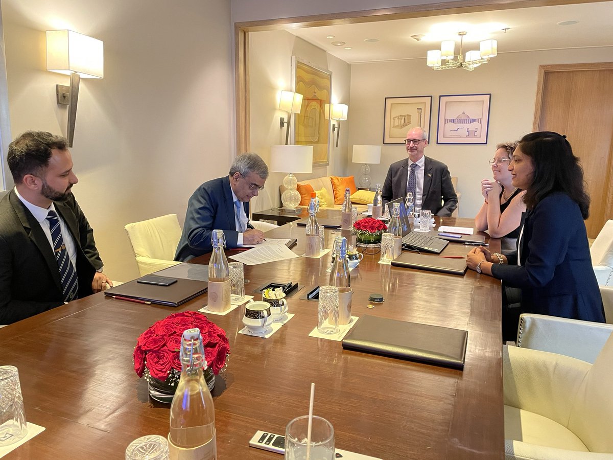 🎉Congratulations to 🇬🇧 <a href="/EIDOhealthcare/">EIDO Healthcare</a> &amp; 🇮🇳<a href="/ThiemeIndia/">Thieme India</a> on their partnership to introduce an innovative digital solution, bridging existing gap in patient consent &amp; awareness.

Partnership like these will further strengthen #healthcare trade &amp; investment opportunities in 🇬🇧🇮🇳.