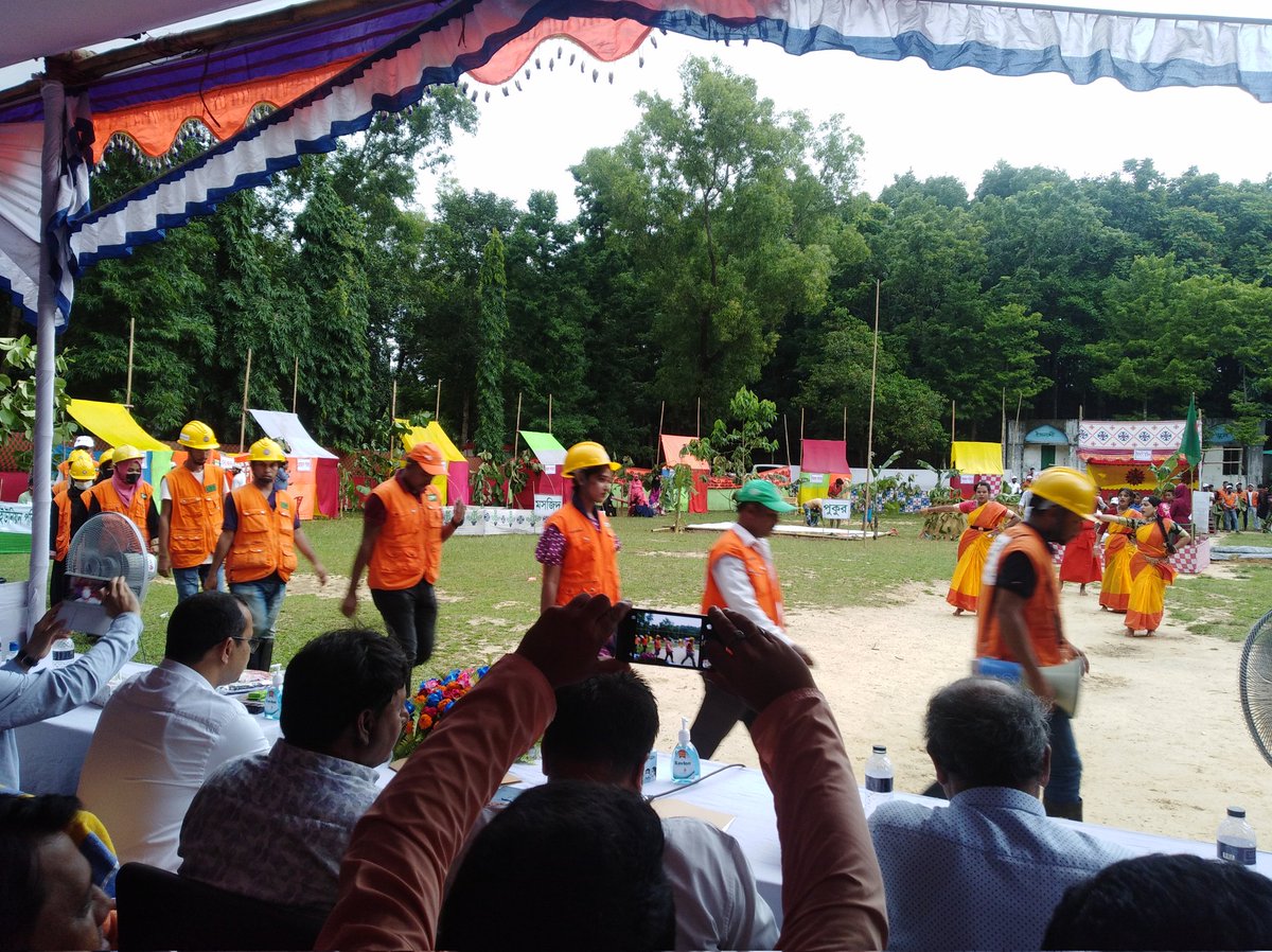 shohag_shahin's tweet photo. Happening now: @COASTResponse is demonstrating  DRR mock drill by the support of @Tearfund in Cox’s Bazar. The main objective of the event is to aware and prepare coastal people for cyclone. @RezaKChyBD https://t.co/uNRanvkpU9