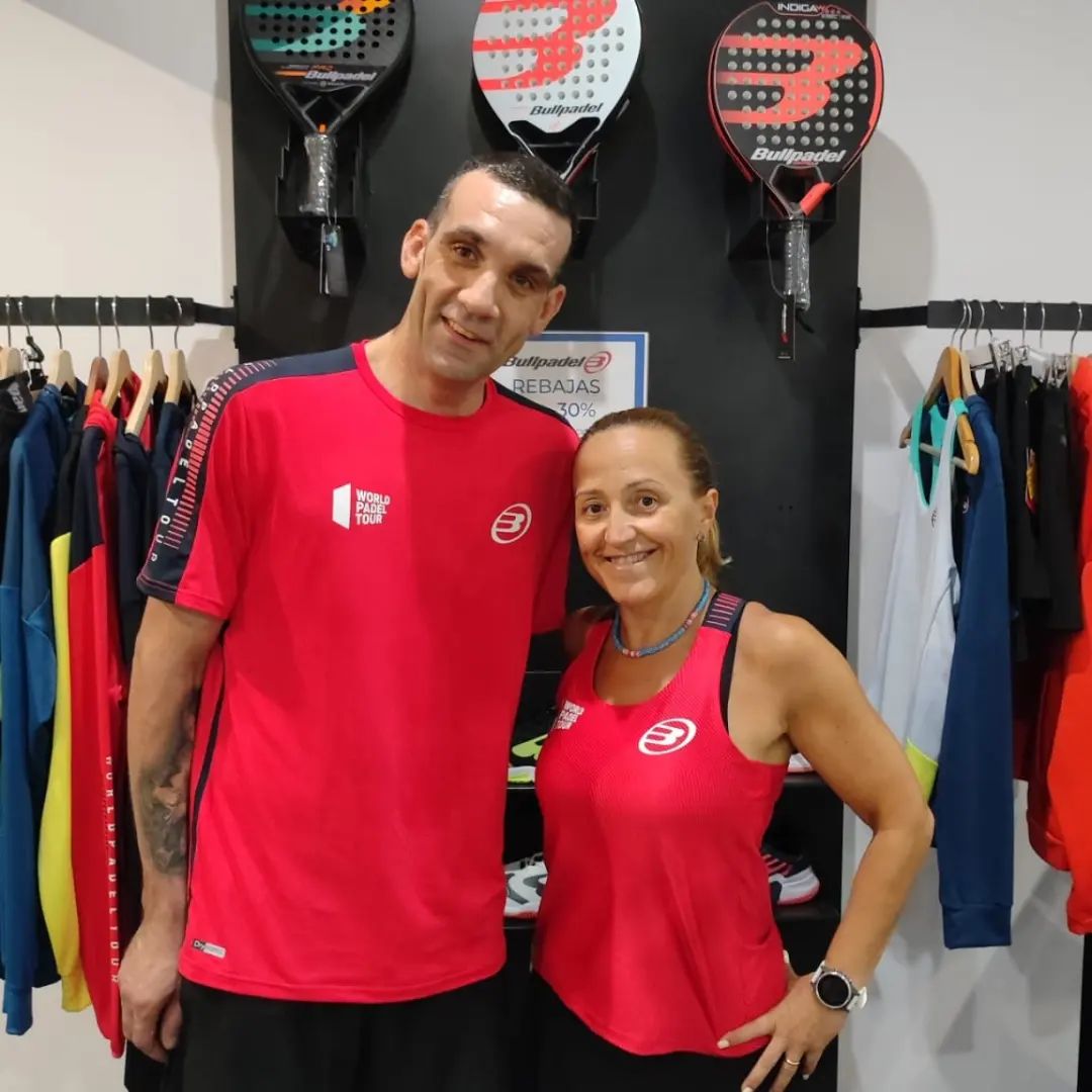 Padelzaragoza's tweet photo. La mayoría de los participantes ya han jugado sus primeros partidos del Torneo Bullpadel y ya han recogido sus camisetas del Welcome Pack.
¡Mucha suerte a tod@s!
@bullpadelsport 
#padel #padelzaragoza #padelizate https://t.co/V2SjBoiQ8s