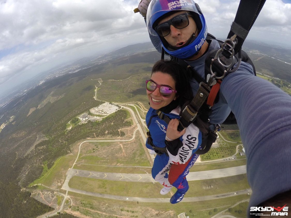 carlaicg's tweet photo. já não me podem dizer "se os teus amigos saltassem de um avião saltavas também?" pq eu realmente saltei https://t.co/ivvdo82wK3